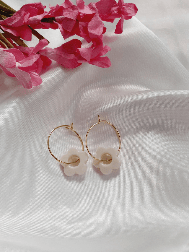 Boucles d&#039;oreilles fleur blanche
